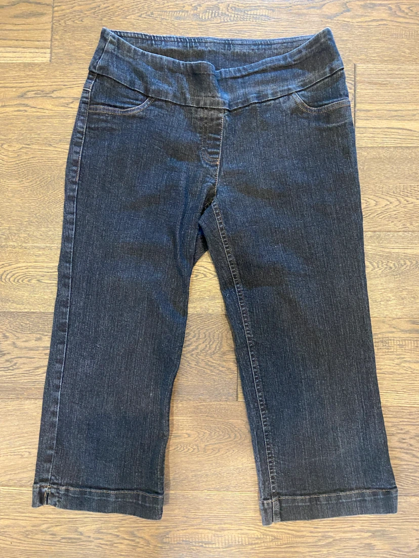 EUC: Dark Wash Pull-On Stretch Denim Capri Pants 6