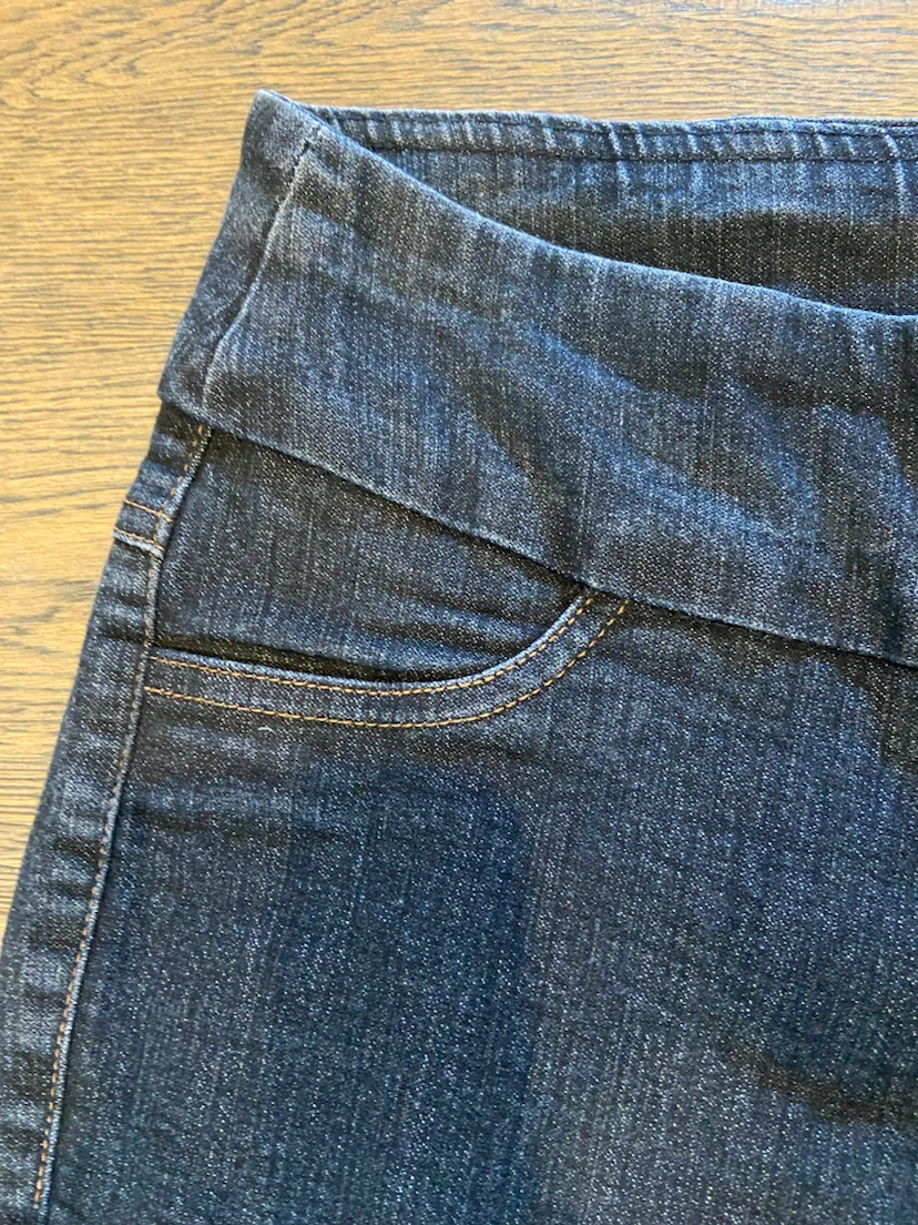 EUC: Dark Wash Pull-On Stretch Denim Capri Pants 6 - photo 3
