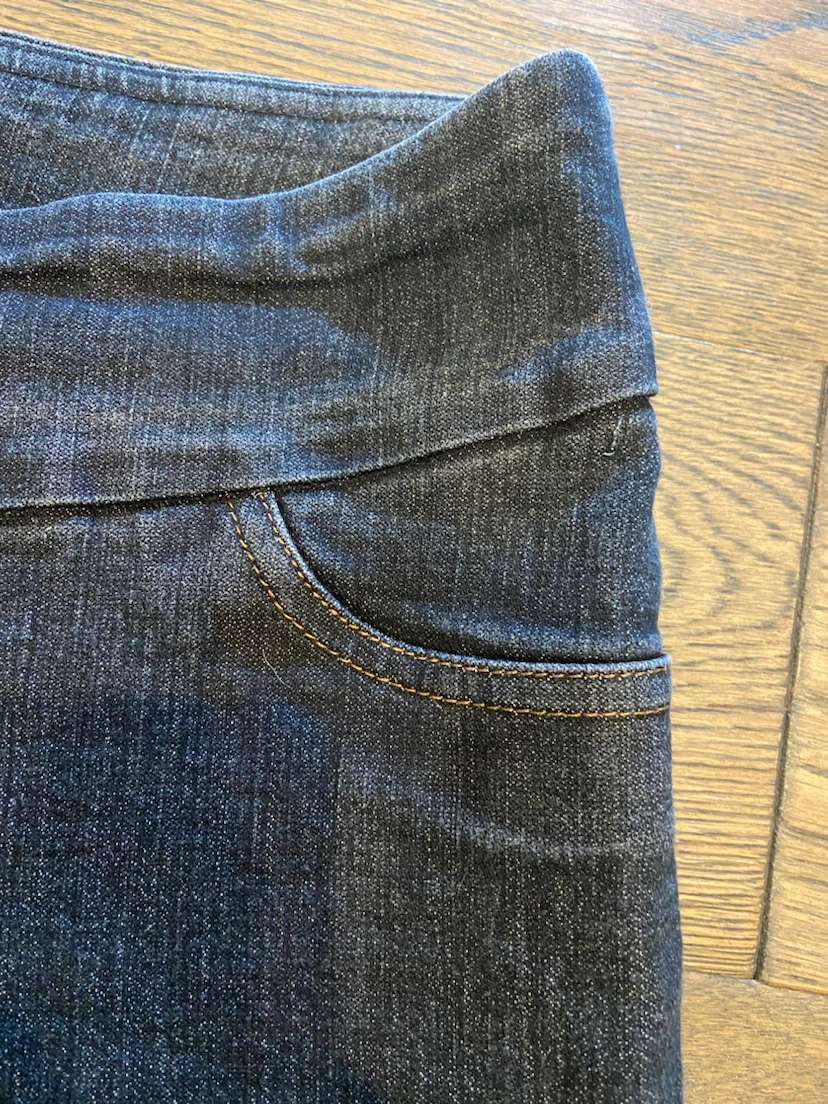 EUC: Dark Wash Pull-On Stretch Denim Capri Pants 6 - photo 5