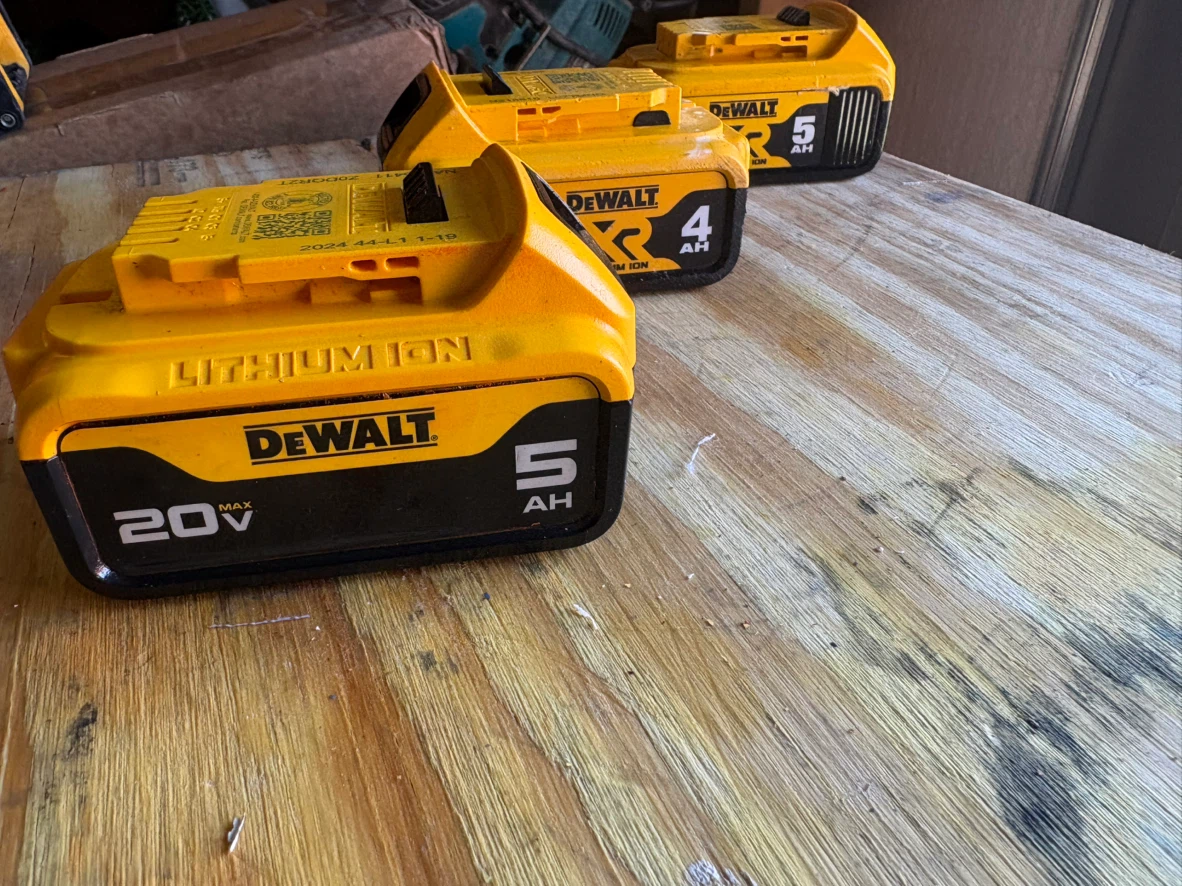 3x DeWalt 20V Lithium Ion Batteries (4Ah, 5Ah) - photo 3