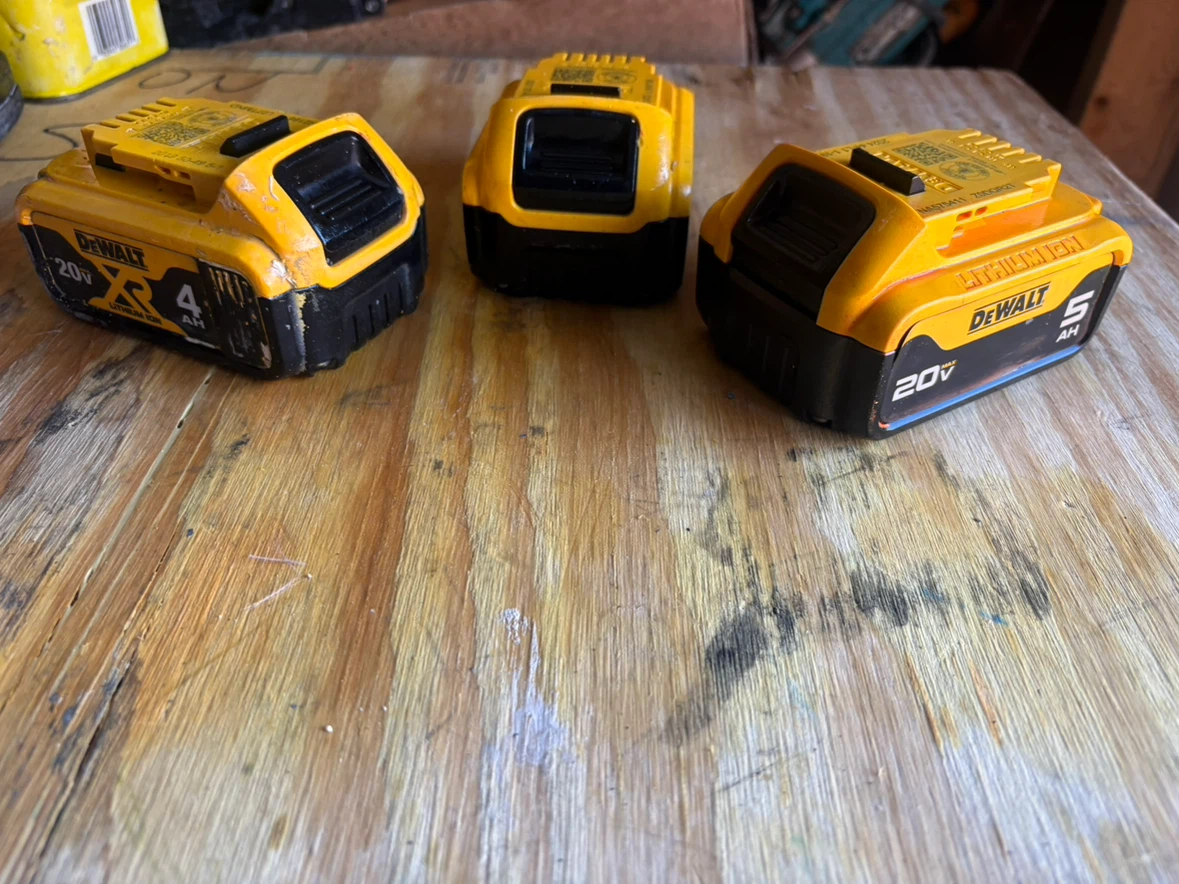 3x DeWalt 20V Lithium Ion Batteries (4Ah, 5Ah) - photo 4