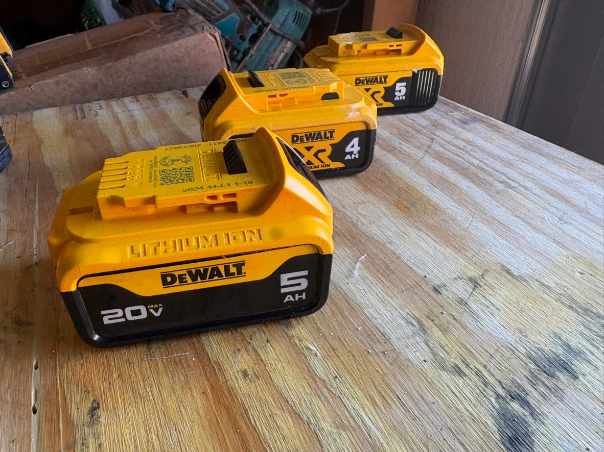 3x DeWalt 20V Lithium Ion Batteries (4Ah, 5Ah) - photo 5