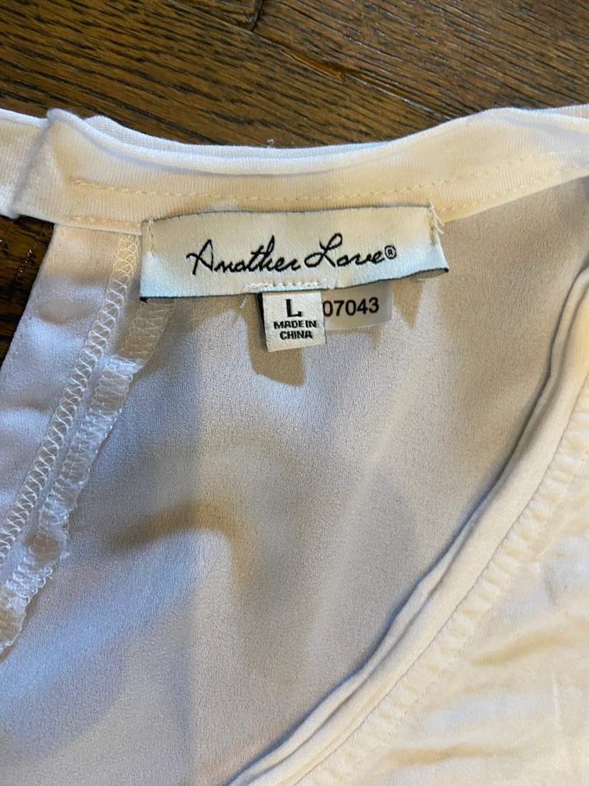 EUC: Another Love White V-Neck Pocket Tee Size L - photo 4