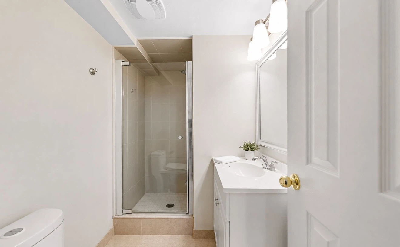 1 Bedroom Basement Unit for Rent Dufferin and Rutherford - photo 4