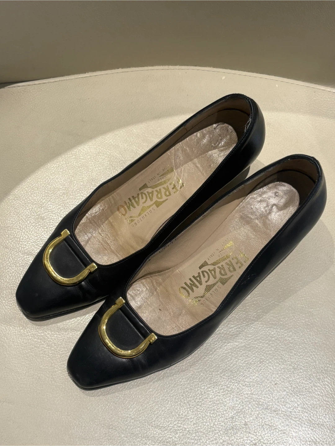 Real Salvatore Ferragamo Gancini Pumps Black Gold HW 5.5B