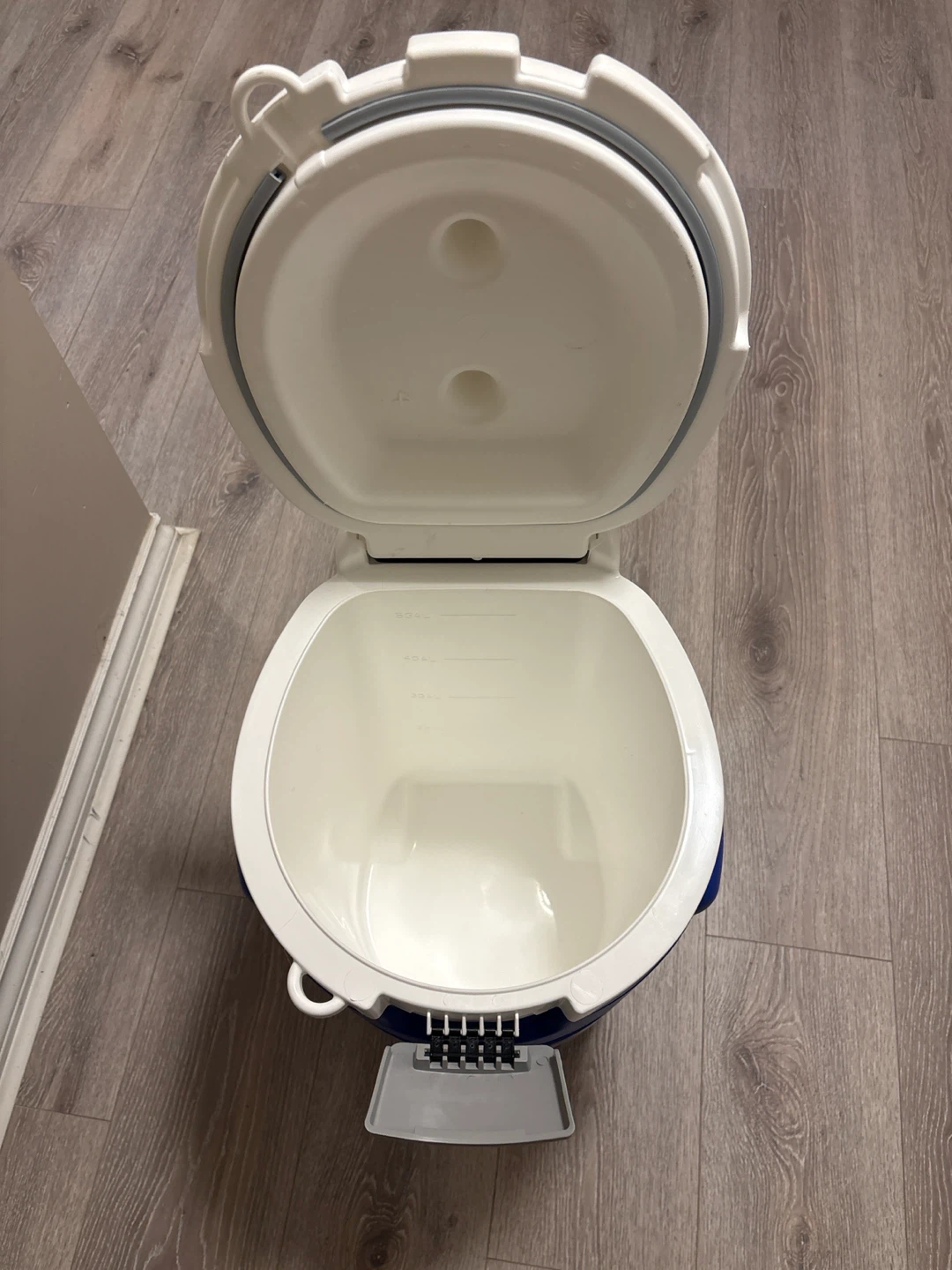 Brand new Igloo Rolling Water Cooler Jug 5 Gallon - photo 5