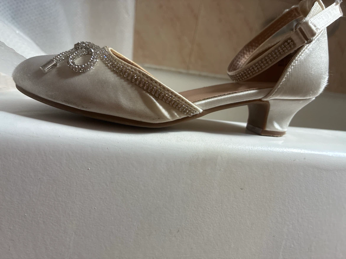 Dream Pairs Girls White Satin Rhinestone Heels Size 2 - photo 3