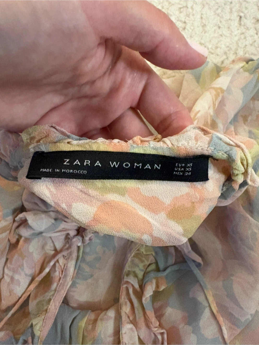 Lightweight Zara blouse pastel floral print ruffled neckline - photo 4
