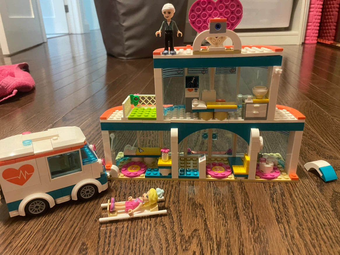 Full complete LEGO Friends Heartlake City Hospital Playset - photo 2