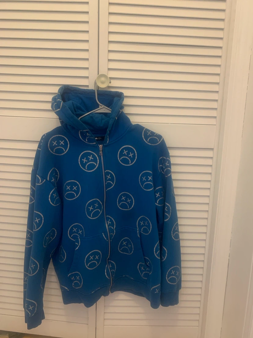 Hoodie bleu à motifs. Hoodie avec zip