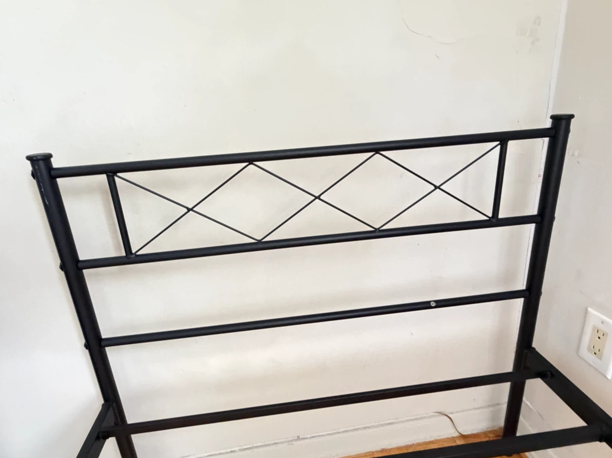 Twin bed frame/Need to gone ASAP! - photo 3