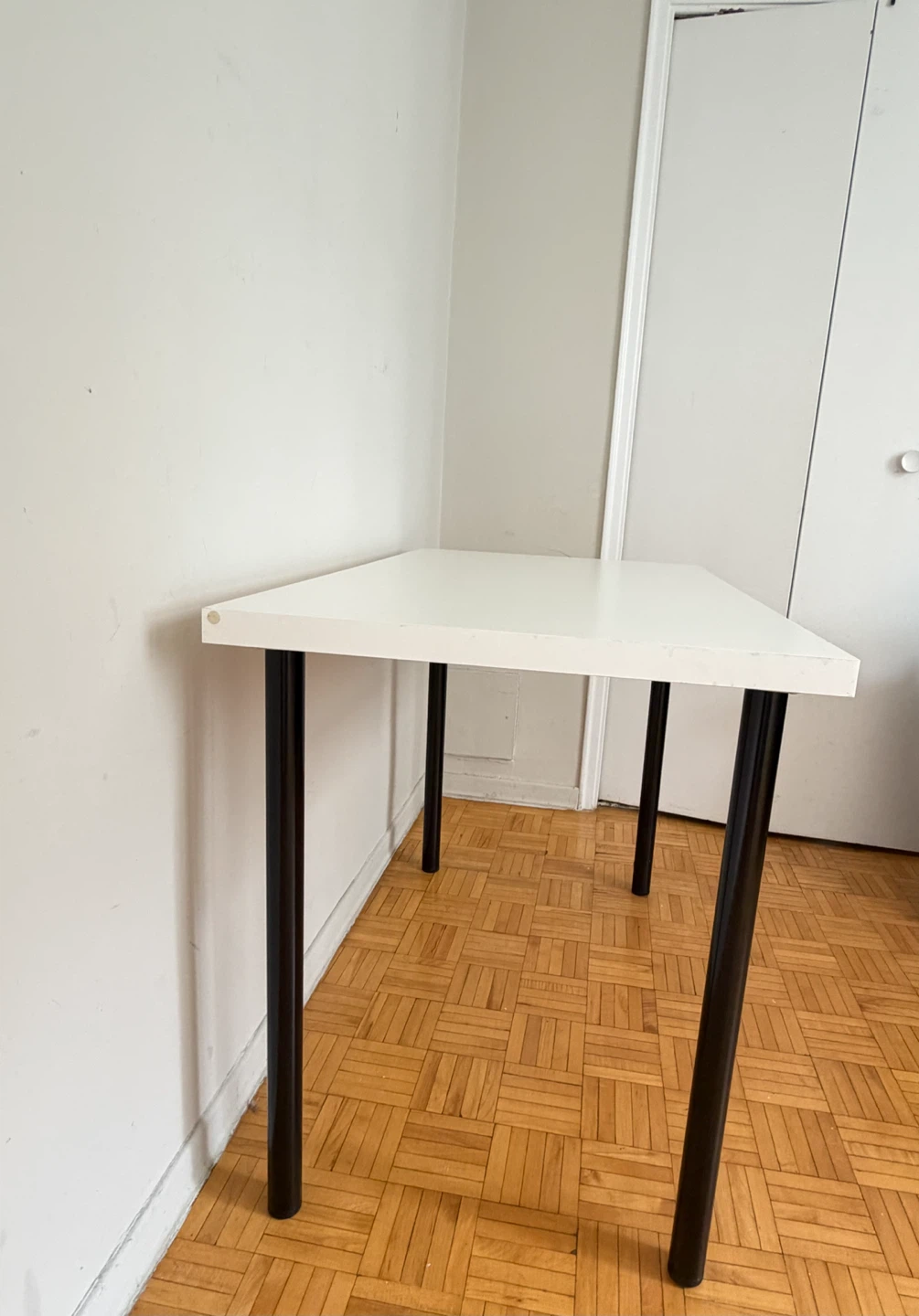 White table with black legs  /Need Gone ASAP! - photo 3