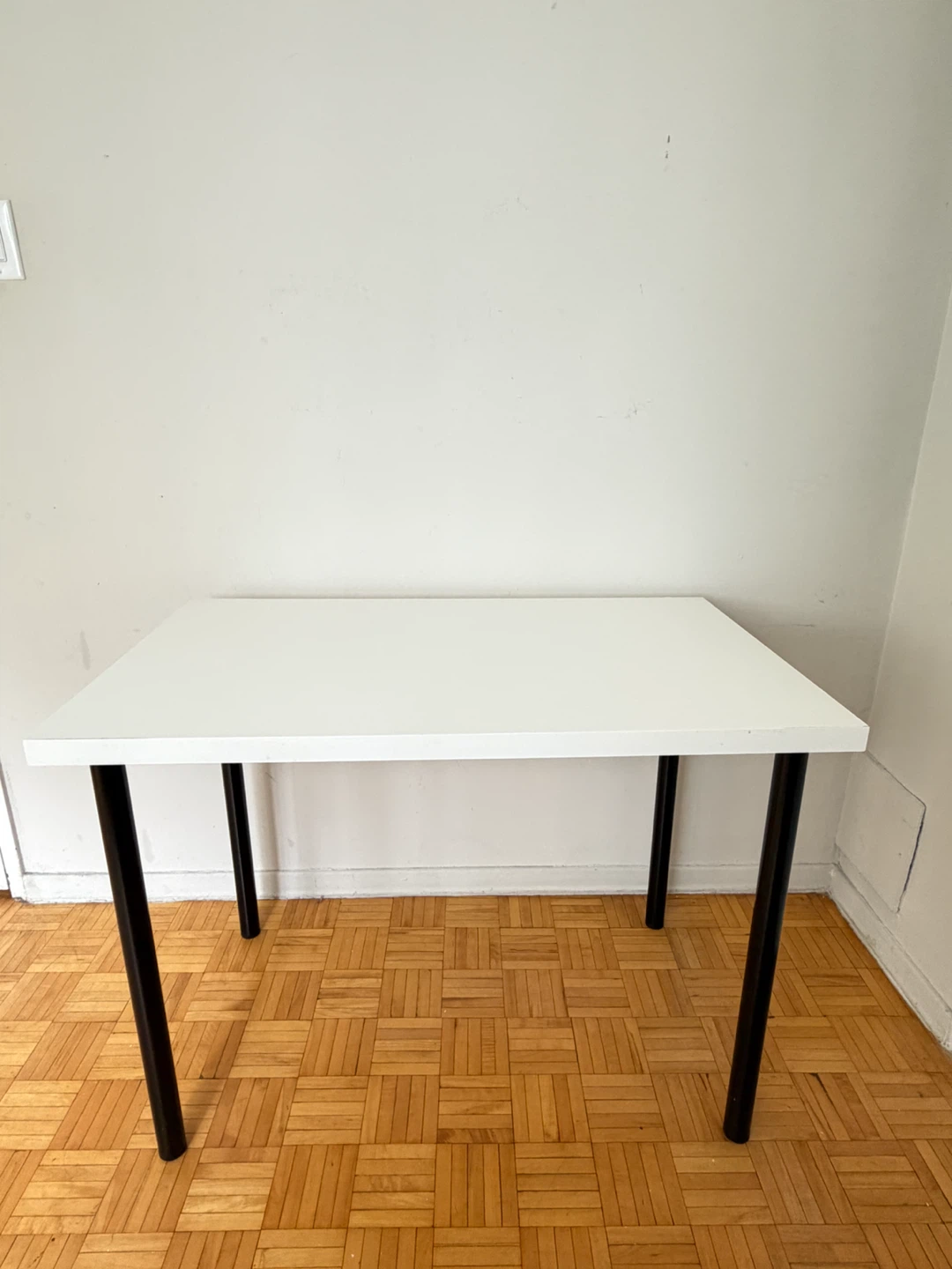 White table with black legs  /Need Gone ASAP! - photo 4