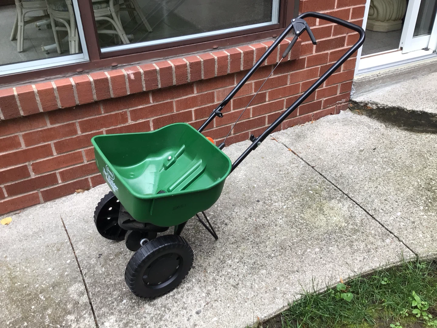 Scotts Turf Builder Spreader - photo 3