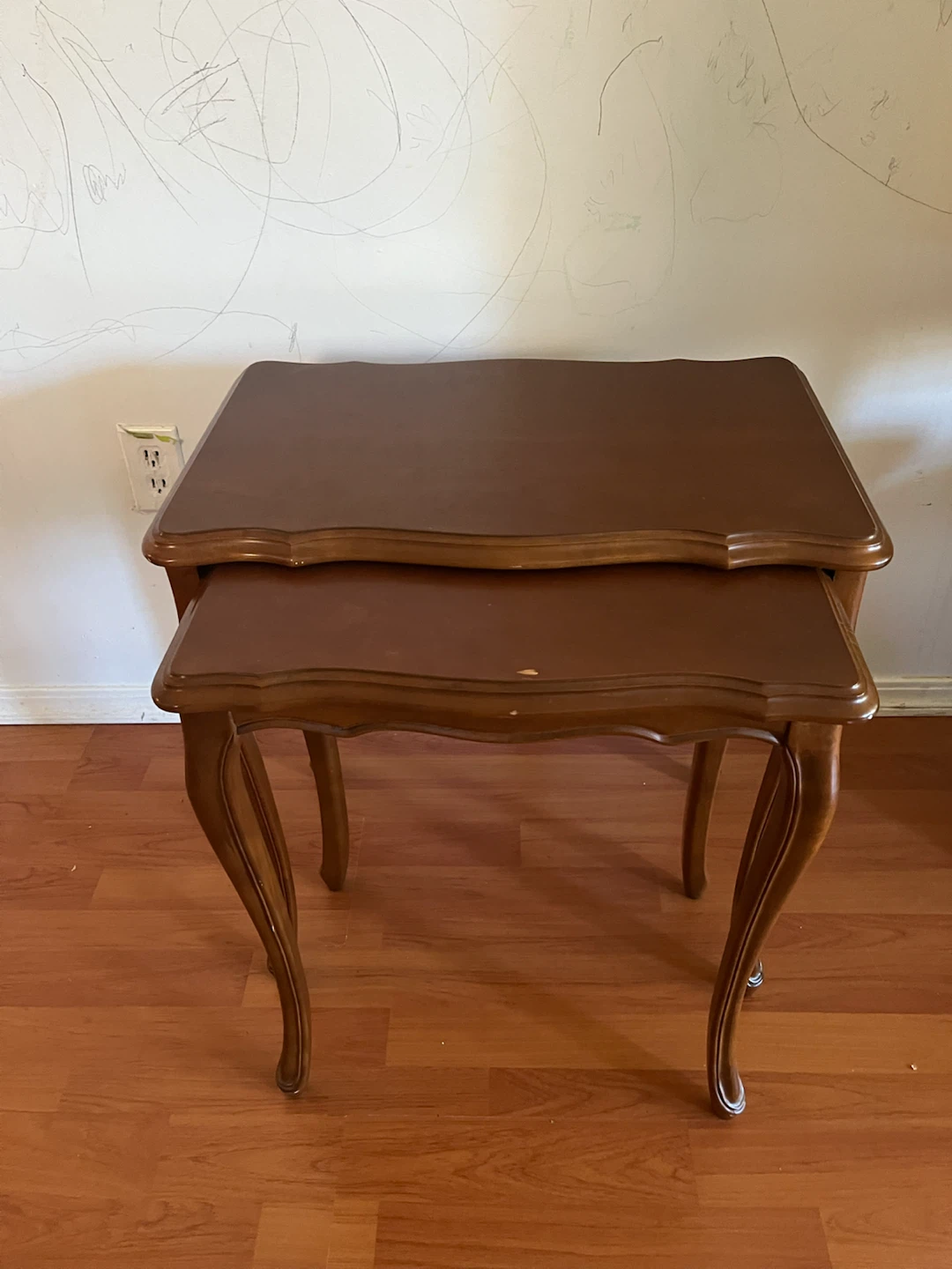 Set of 2 nesting end tables in brown wood finish - photo 5