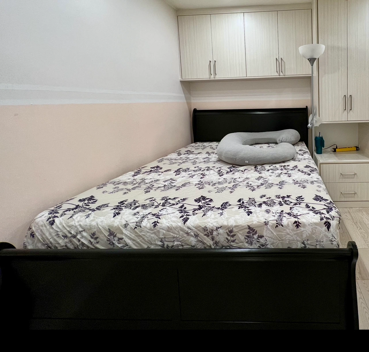 Stunning Queen head,foot board W/ NEW MATTRESS, box & bed frame