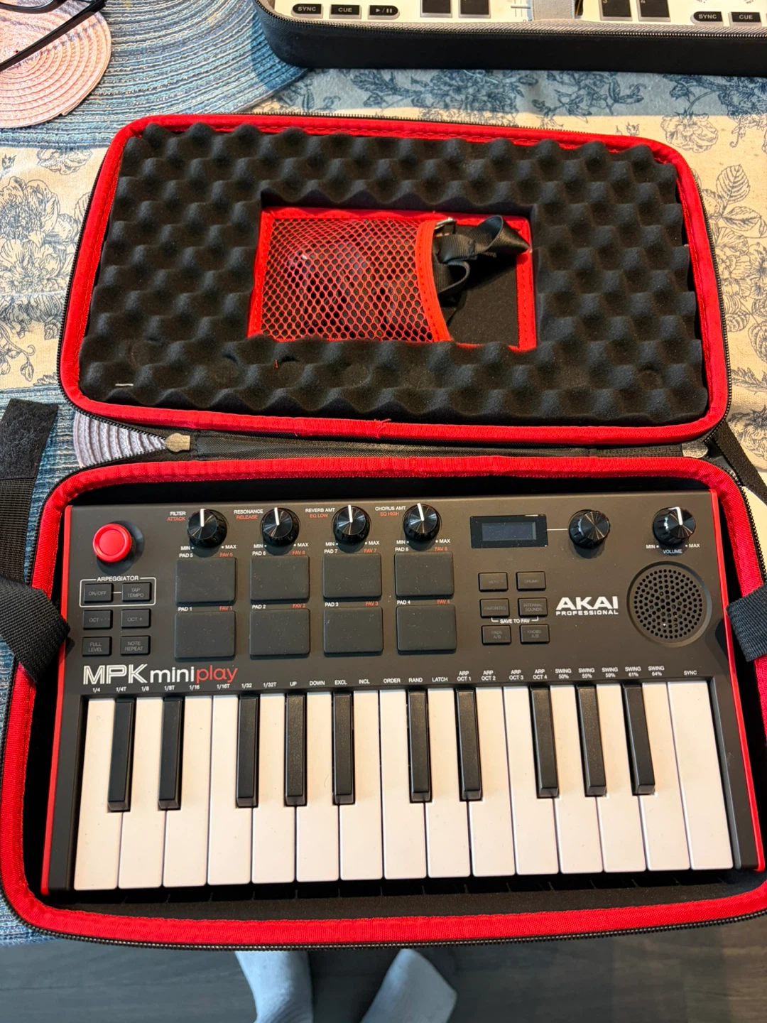AKAI MPK Mini Play MK3 + Hard Case + Cables - photo 2