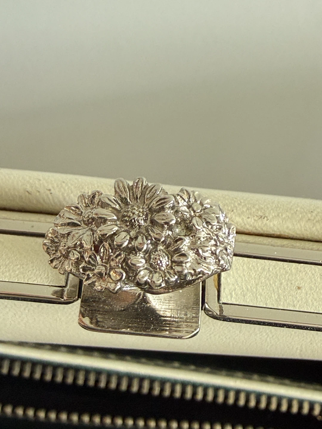 Vintage Cream Top-Handle Handbag with Floral Clasp - photo 4