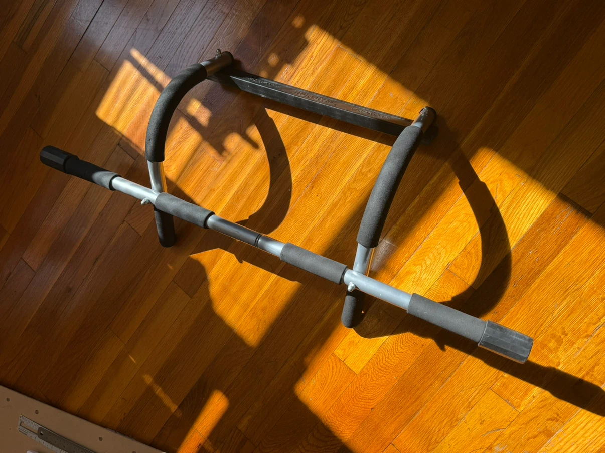 Doorway pull up bar