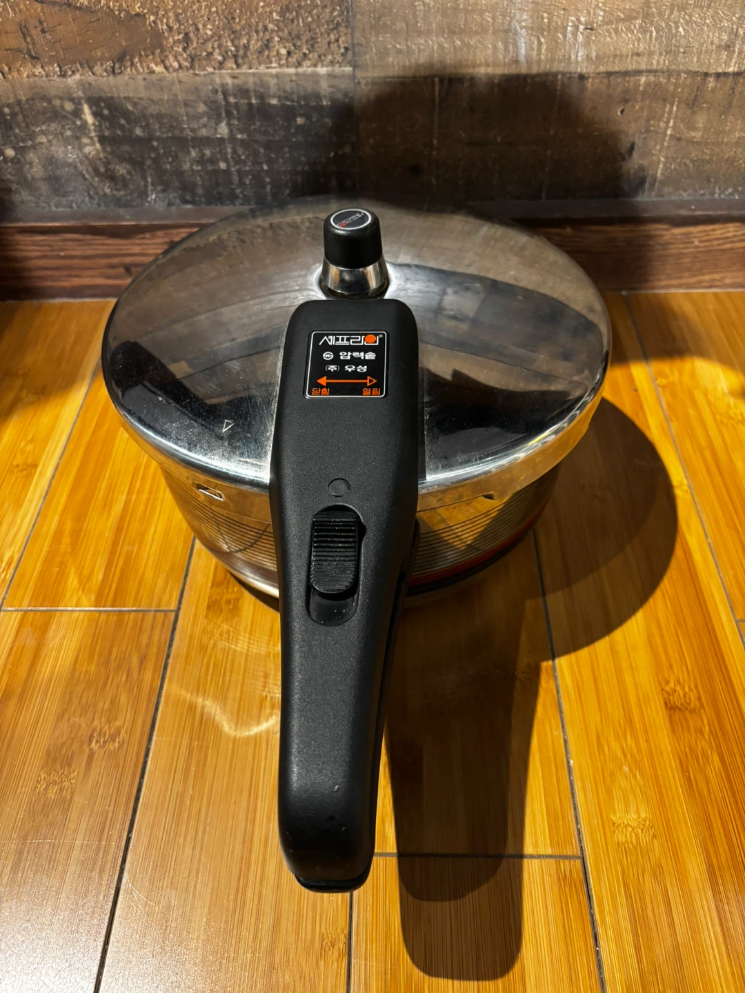 Shiny Pressure Cooker - photo 2