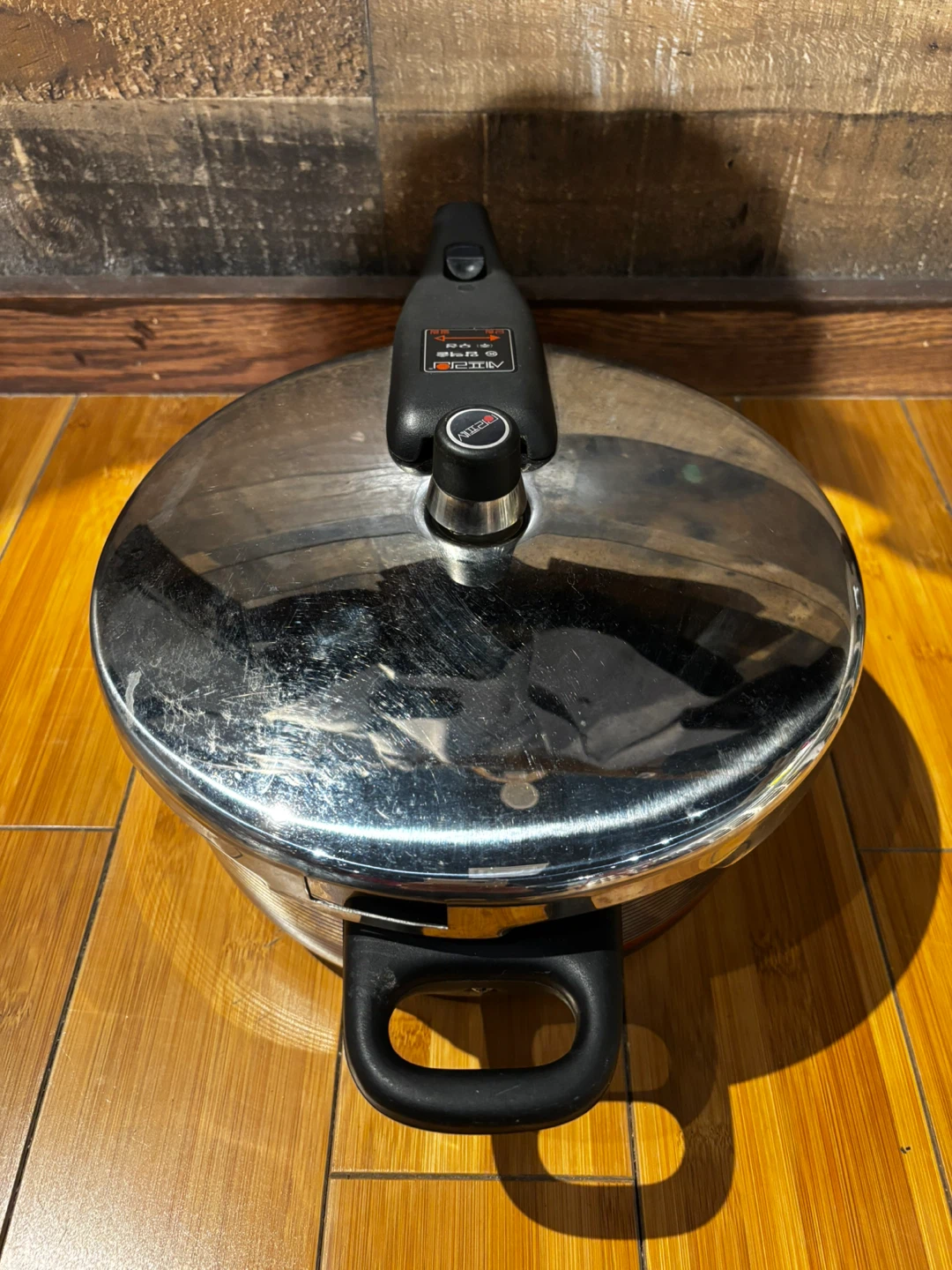 Shiny Pressure Cooker - photo 4