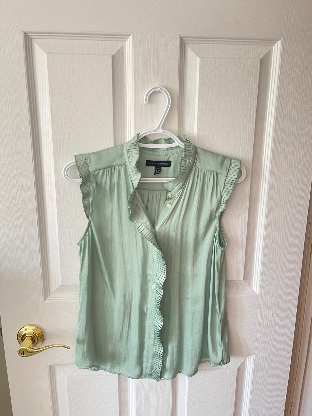 Banana Republic sage green ruffled top - photo 2