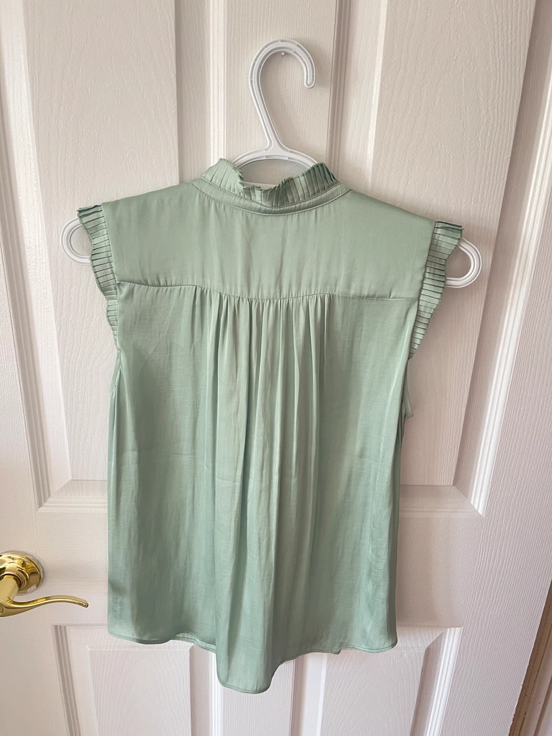 Banana Republic sage green ruffled top - photo 3