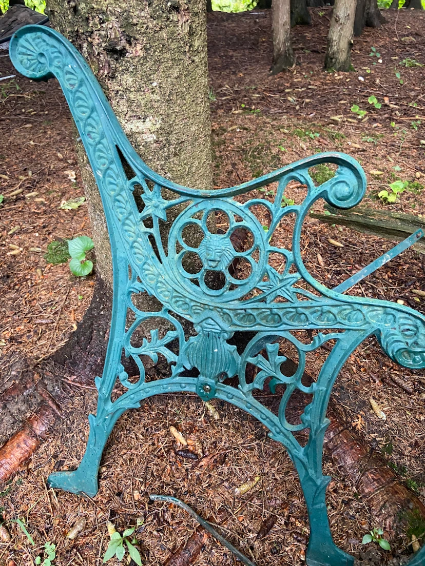 Cast iron bench ends (one leg broken) - photo 3