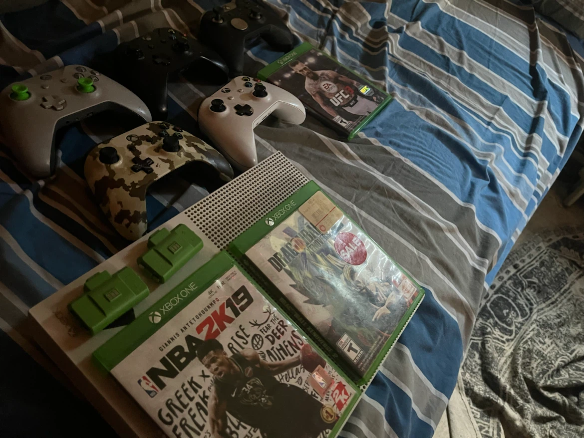 Microsoft Xbox One S console bundle with 5 controllers - photo 2