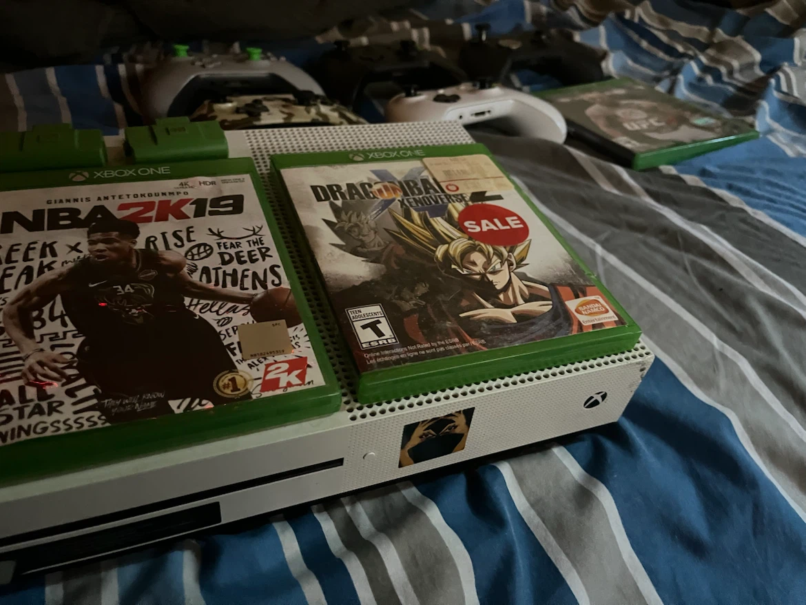 Microsoft Xbox One S console bundle with 5 controllers - photo 3
