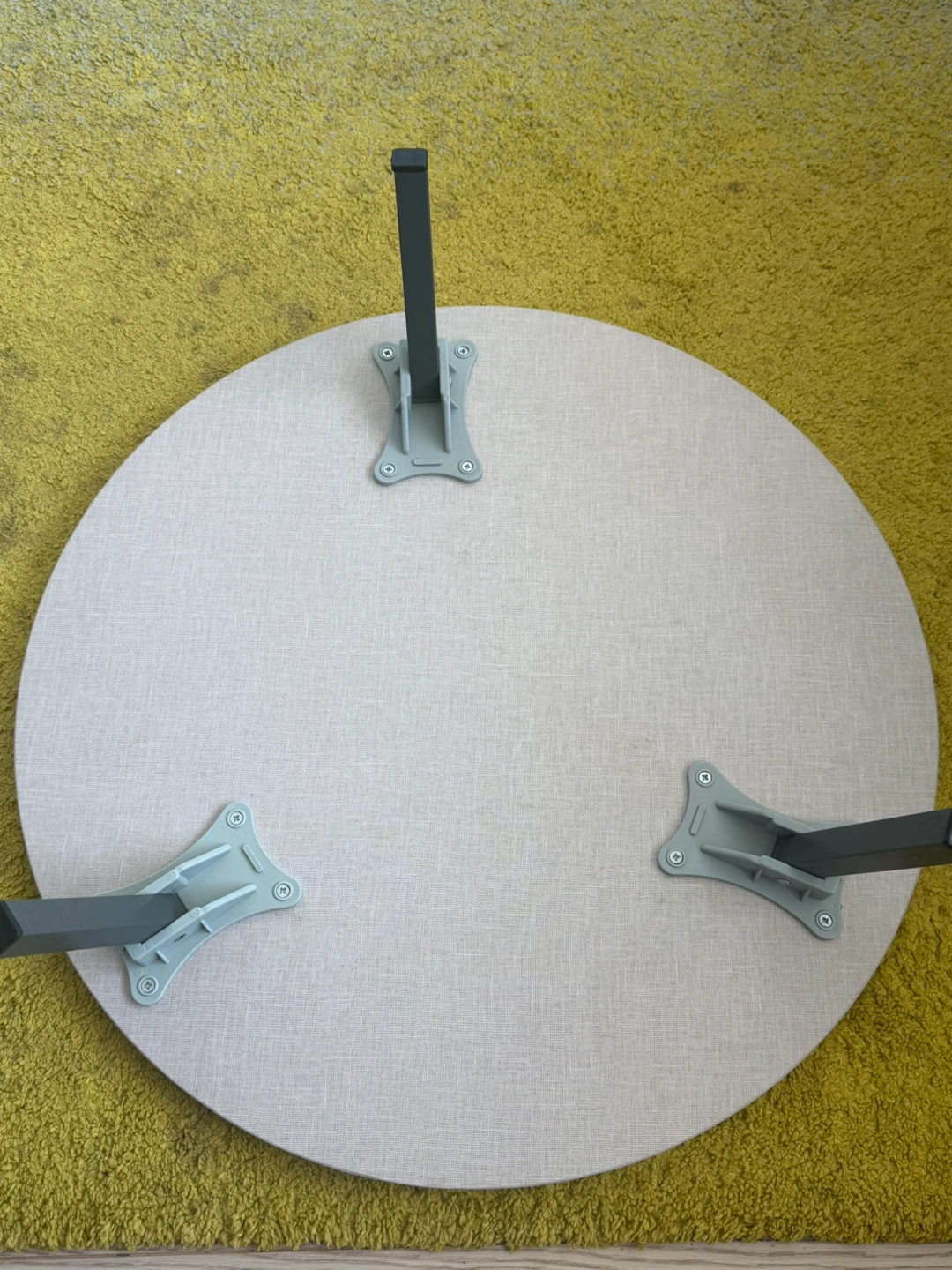 Round white side table - photo 3