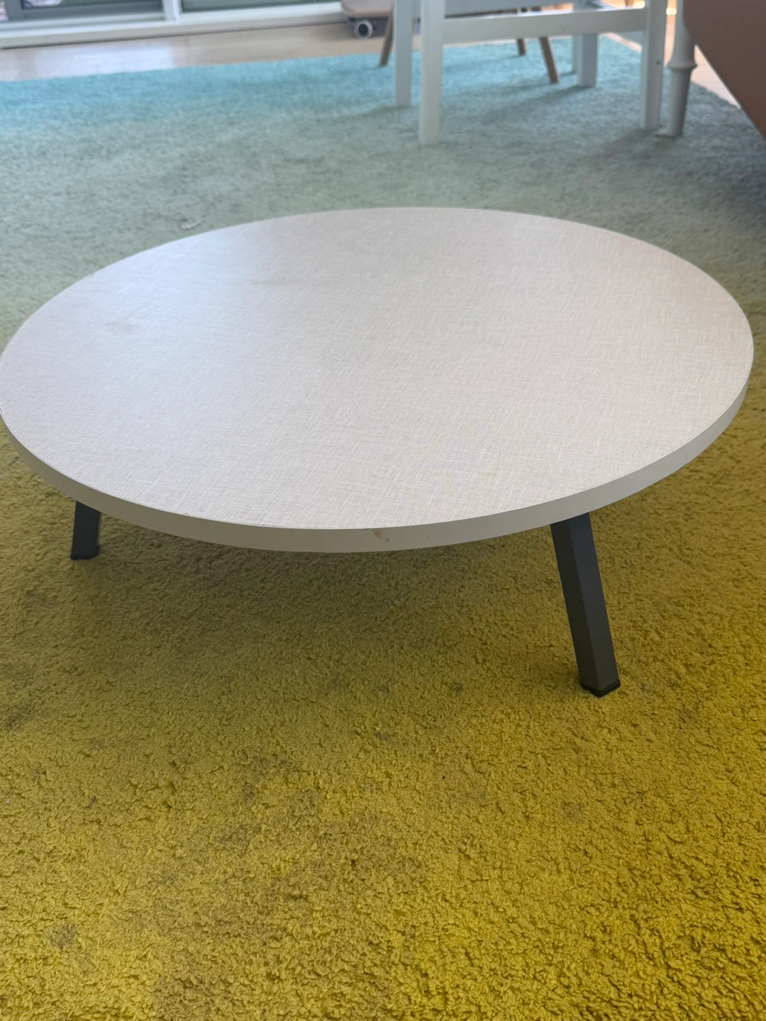 Round white side table - photo 4