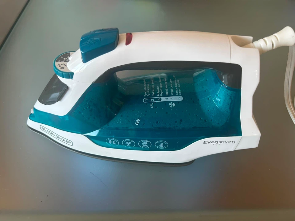 Black+Decker EvenSteam Iron - photo 3