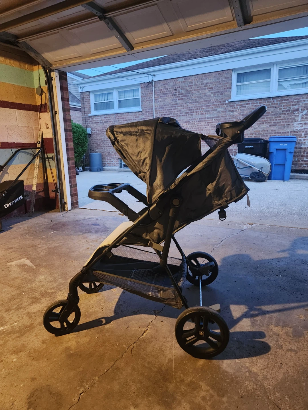 (MOVING) Baby Trend Stroller and Infant Car Seat Combo - photo 2