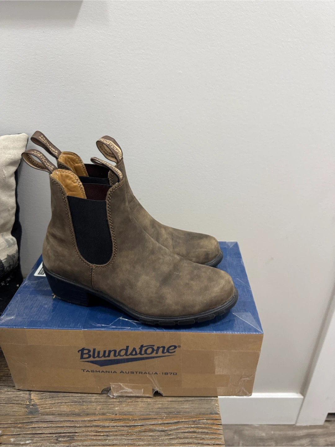 Womens brown heeled blundstones - sz 9/39