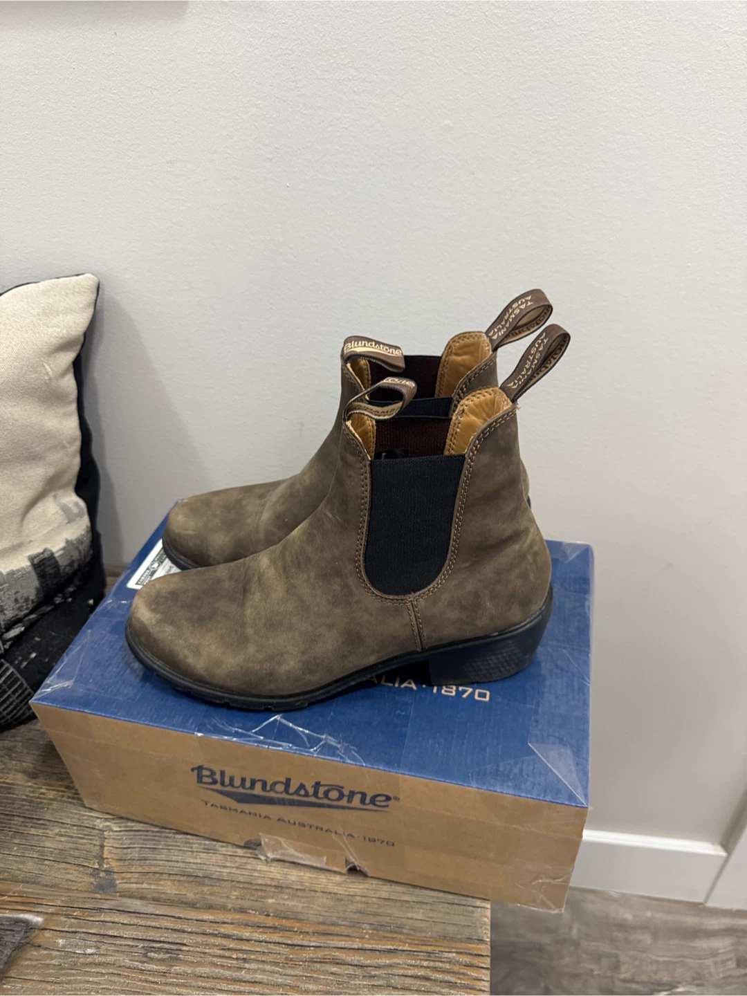 Womens brown heeled blundstones - sz 9/39 - photo 2