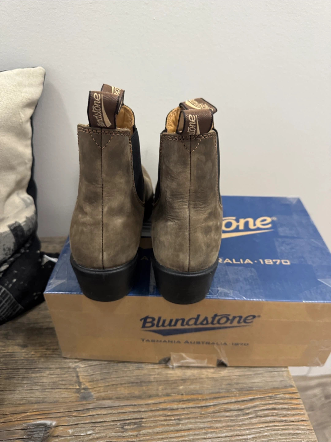 Womens brown heeled blundstones - sz 9/39 - photo 3