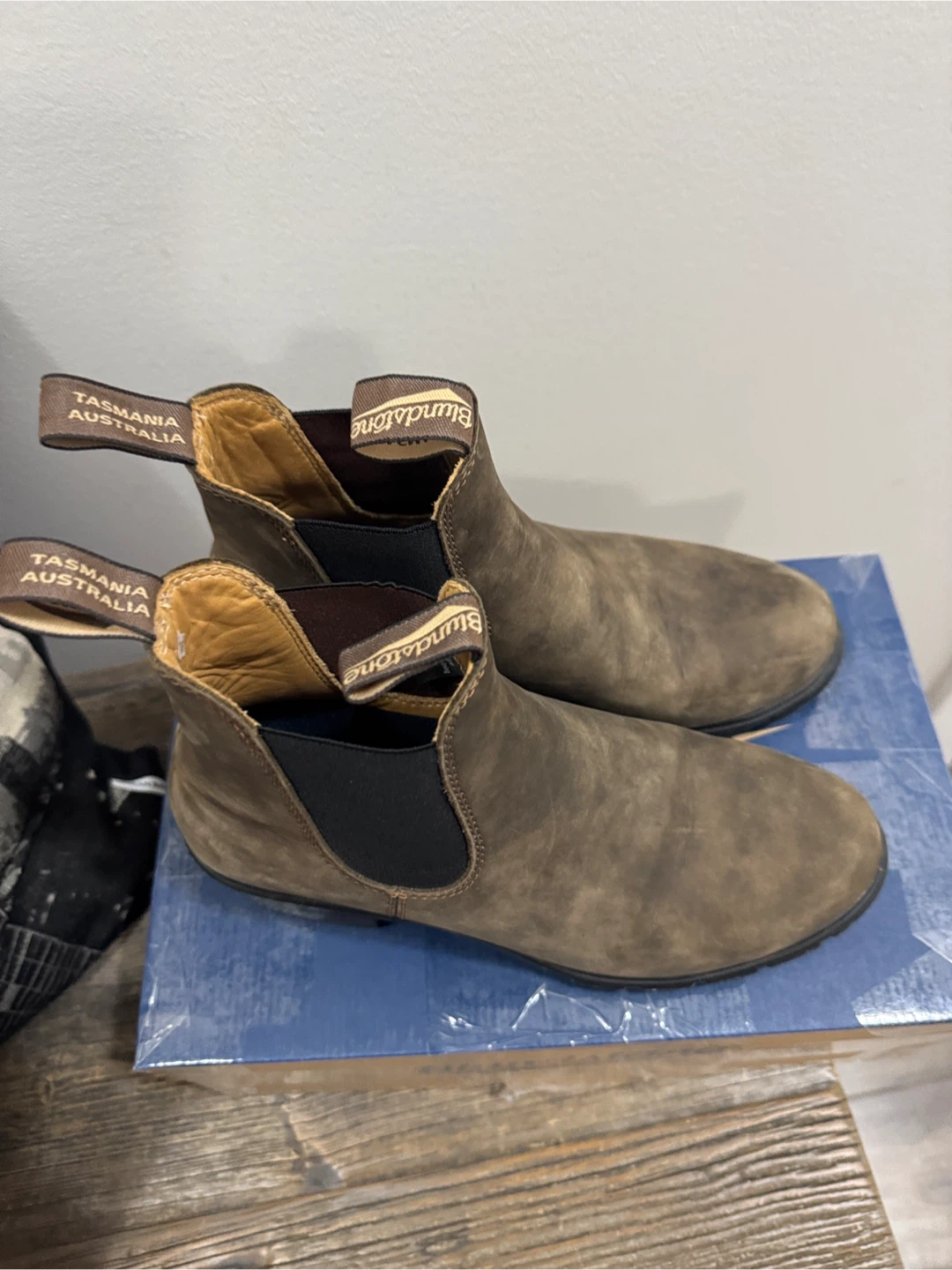 Womens brown heeled blundstones - sz 9/39 - photo 4