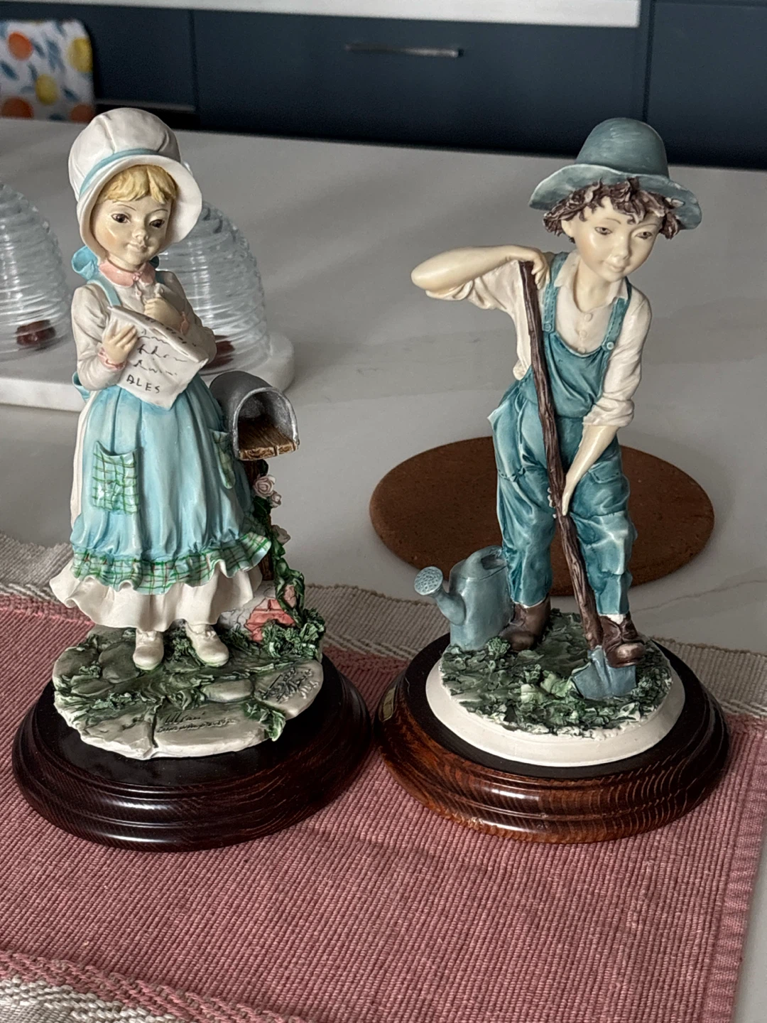 Figurine Set: Boy with Shovel & Girl with Mail - photo 2