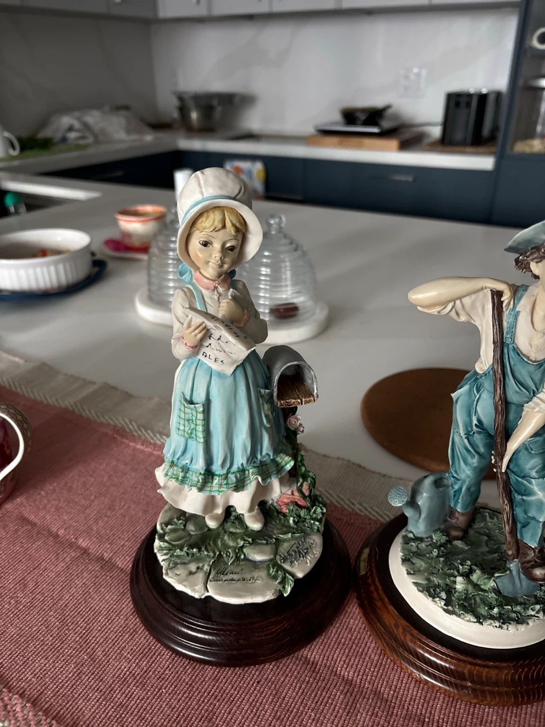 Figurine Set: Boy with Shovel & Girl with Mail - photo 3