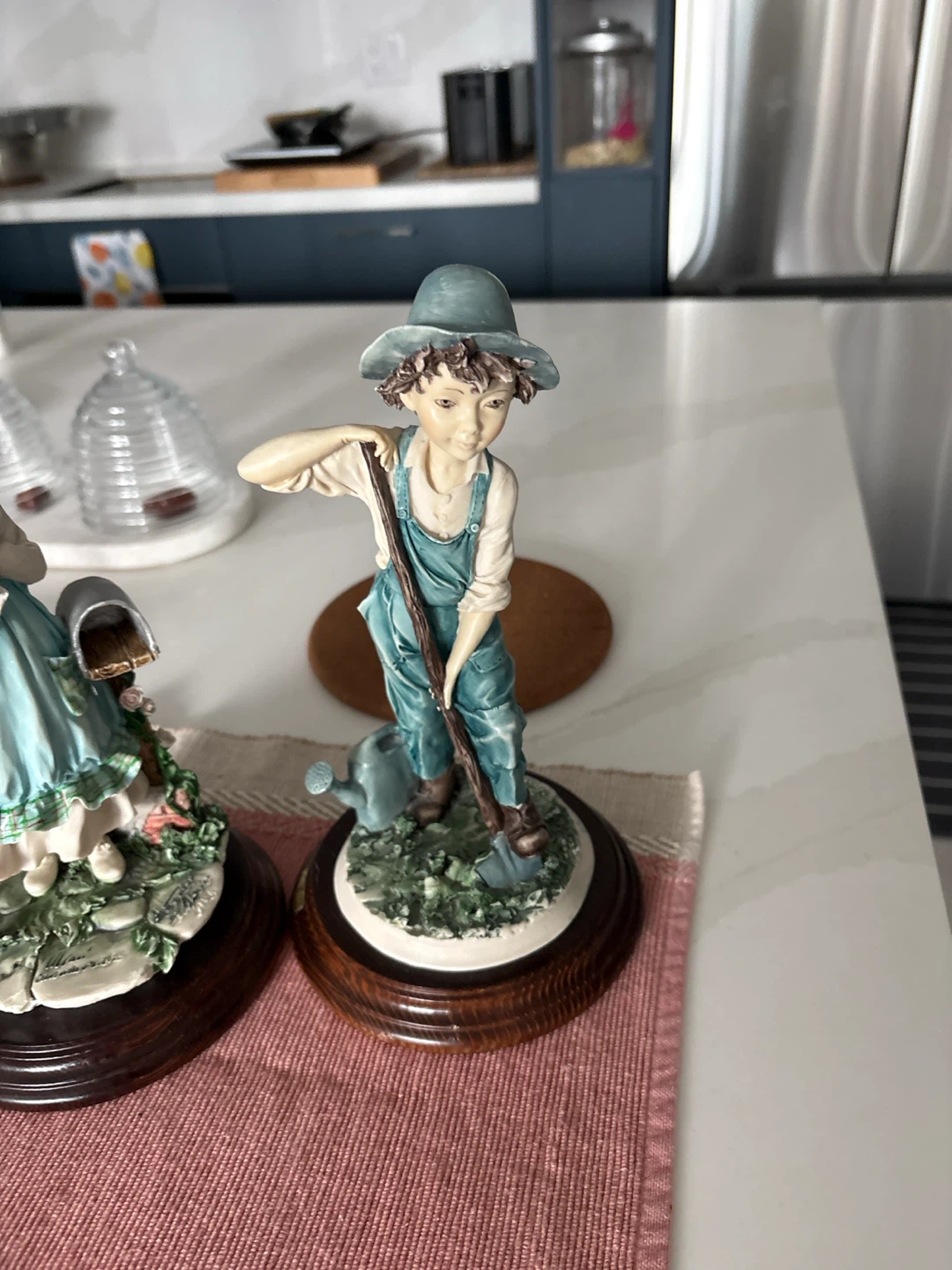 Figurine Set: Boy with Shovel & Girl with Mail - photo 4