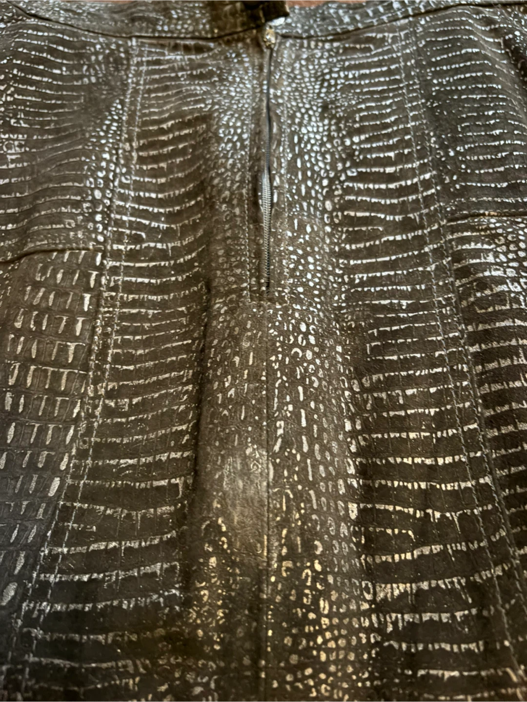 Genuine suede vintage leather Black crocodile print midi skirt - photo 5