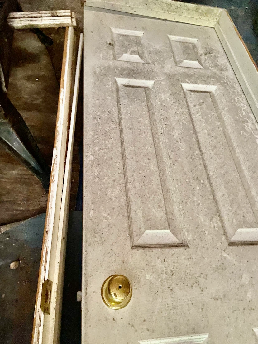 White six-panel interior door with brass hardware - photo 3