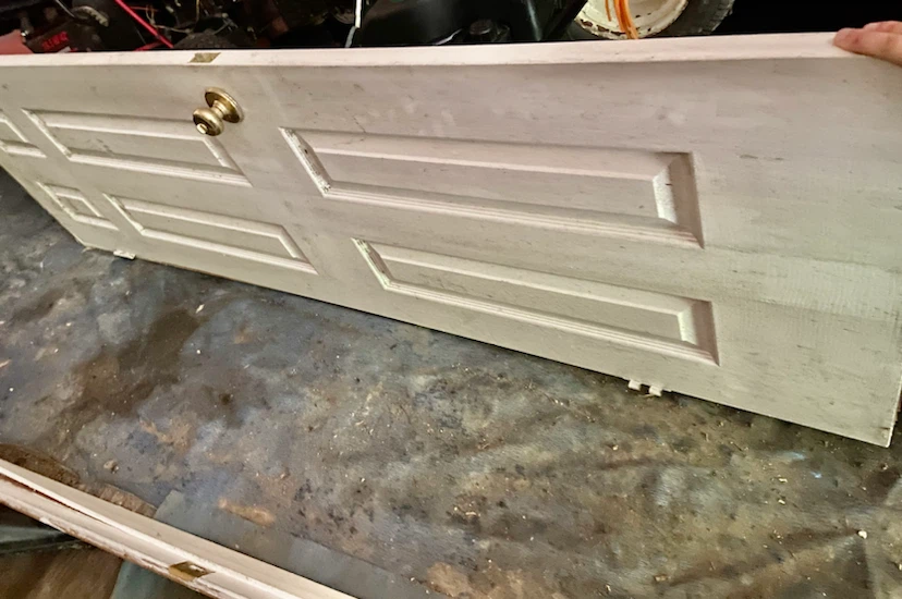 White six-panel interior door with brass hardware - photo 4