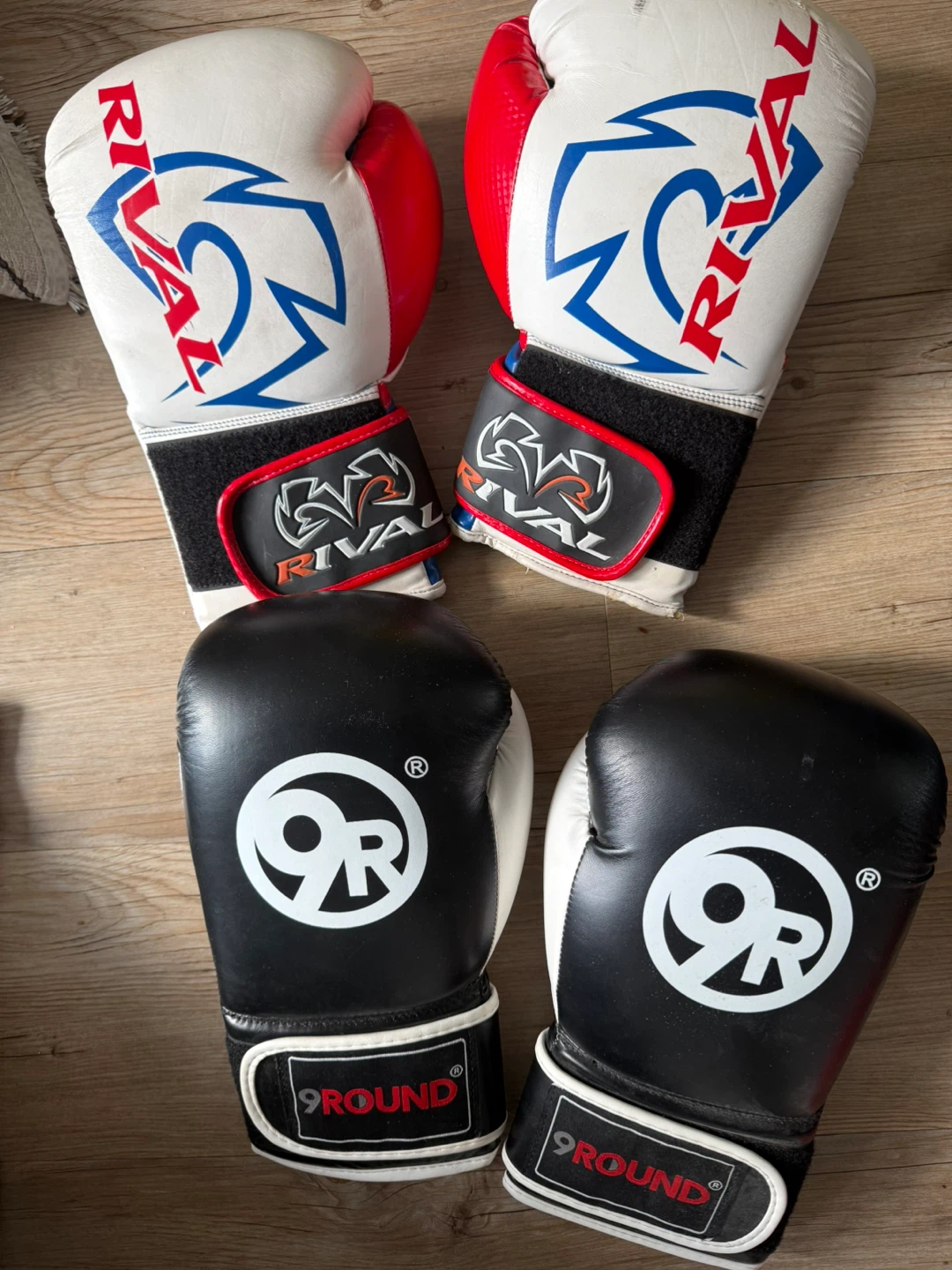 2 pair of boxe gloves