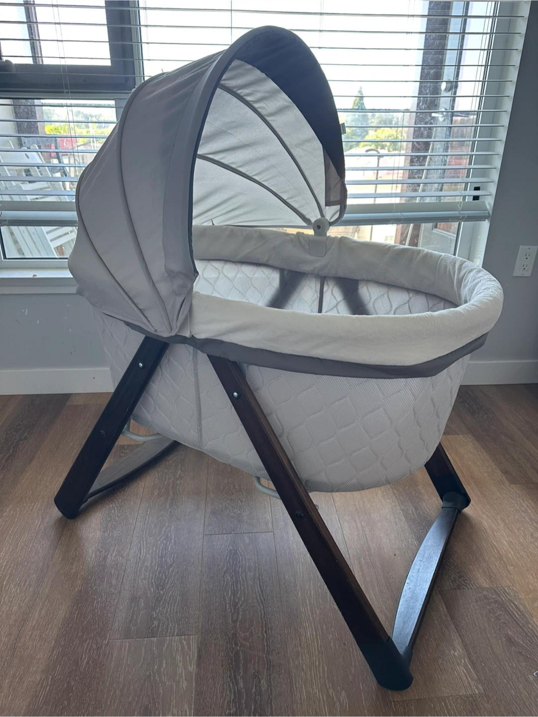 Ingenuity Foldaway Rocking Wood Bassinet - photo 2