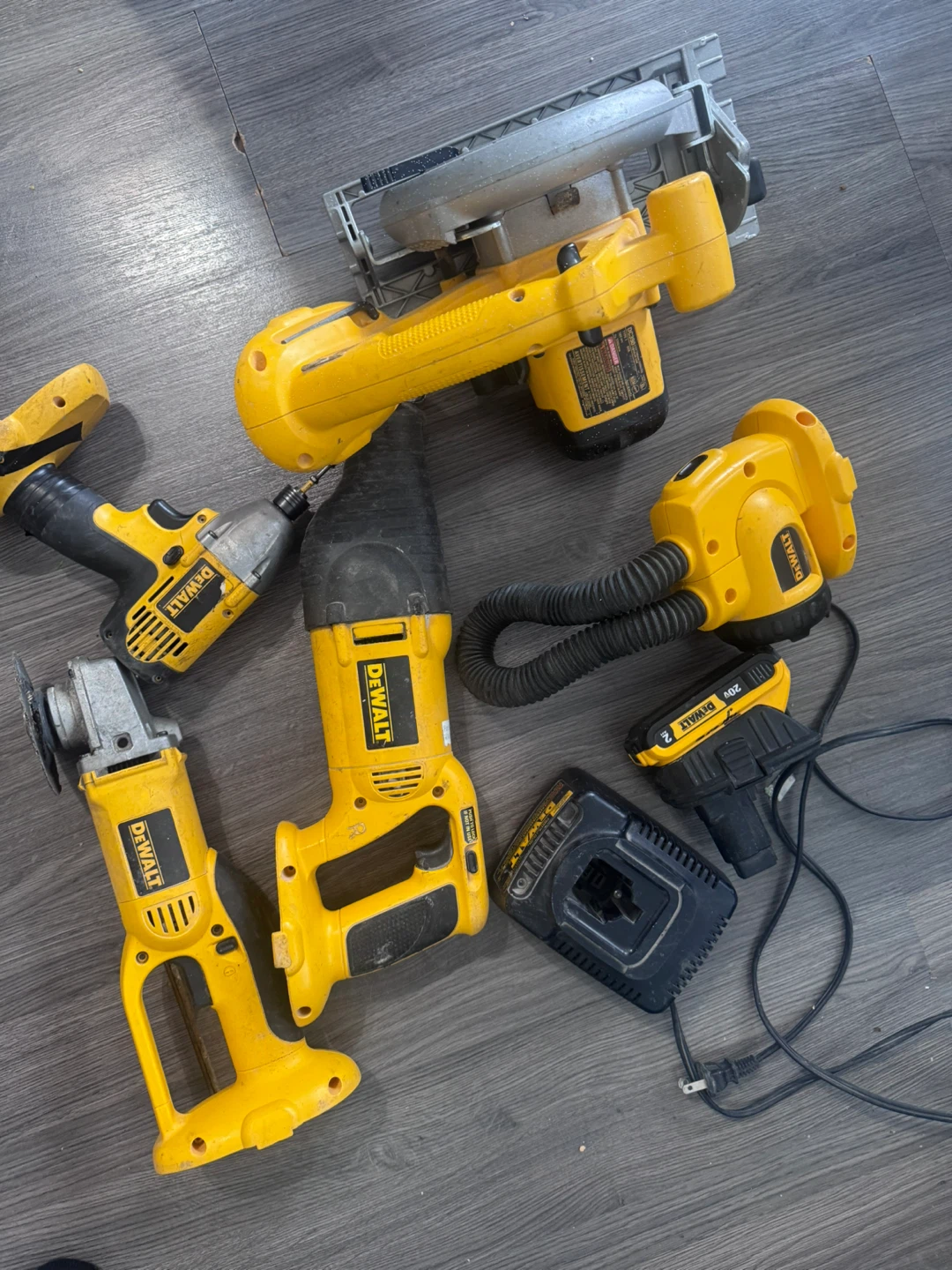 Dewalt set of 5 tools + battery and charger