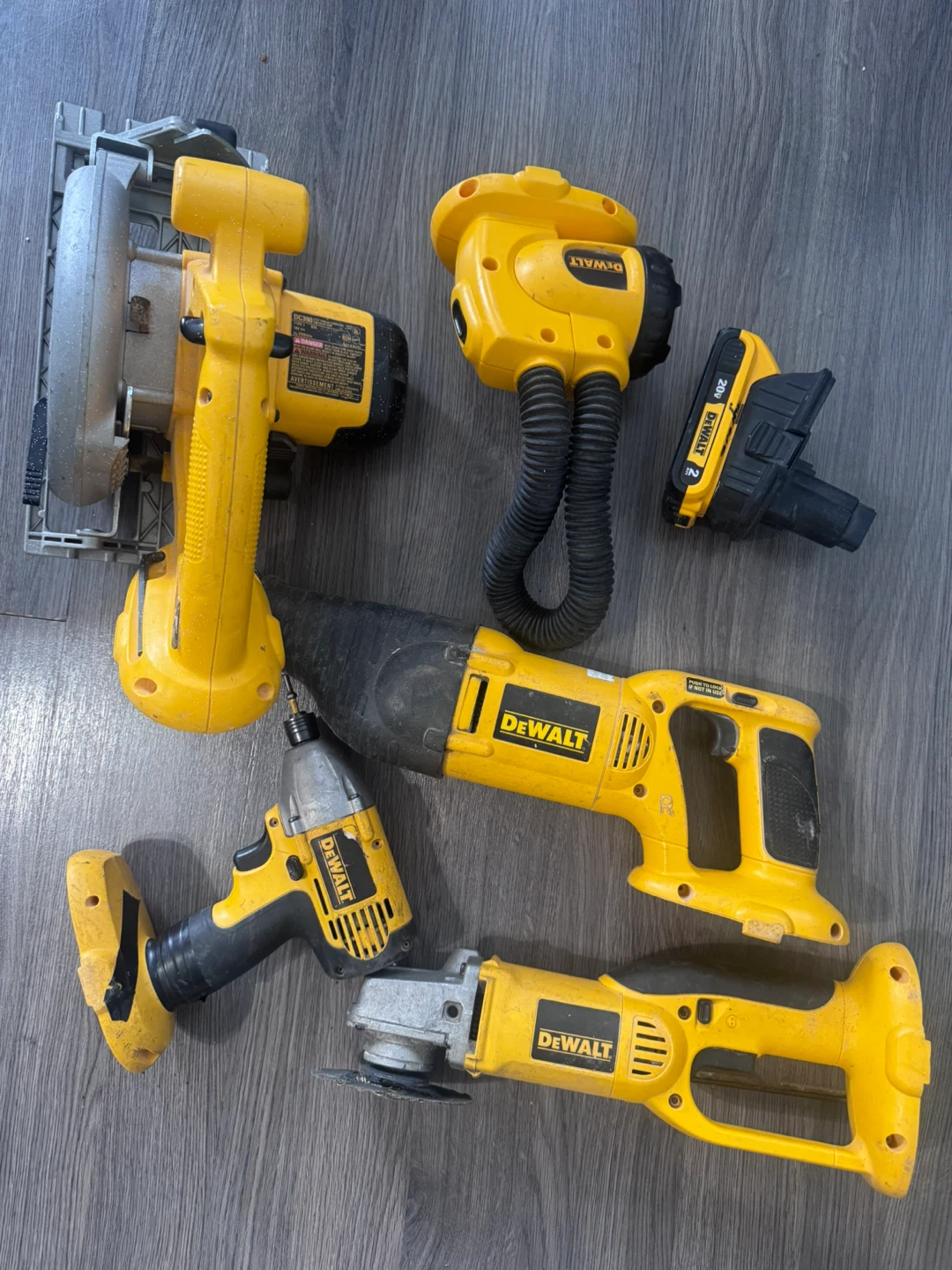 Dewalt set of 5 tools + battery and charger - photo 2