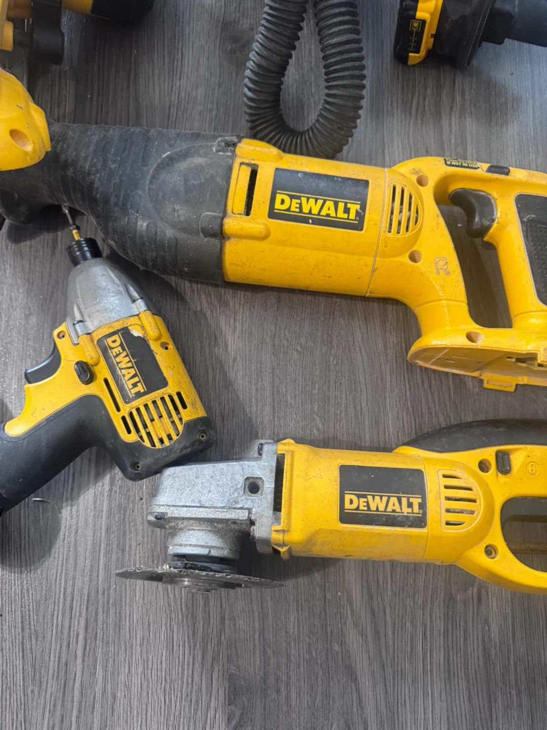 Dewalt set of 5 tools + battery and charger - photo 3