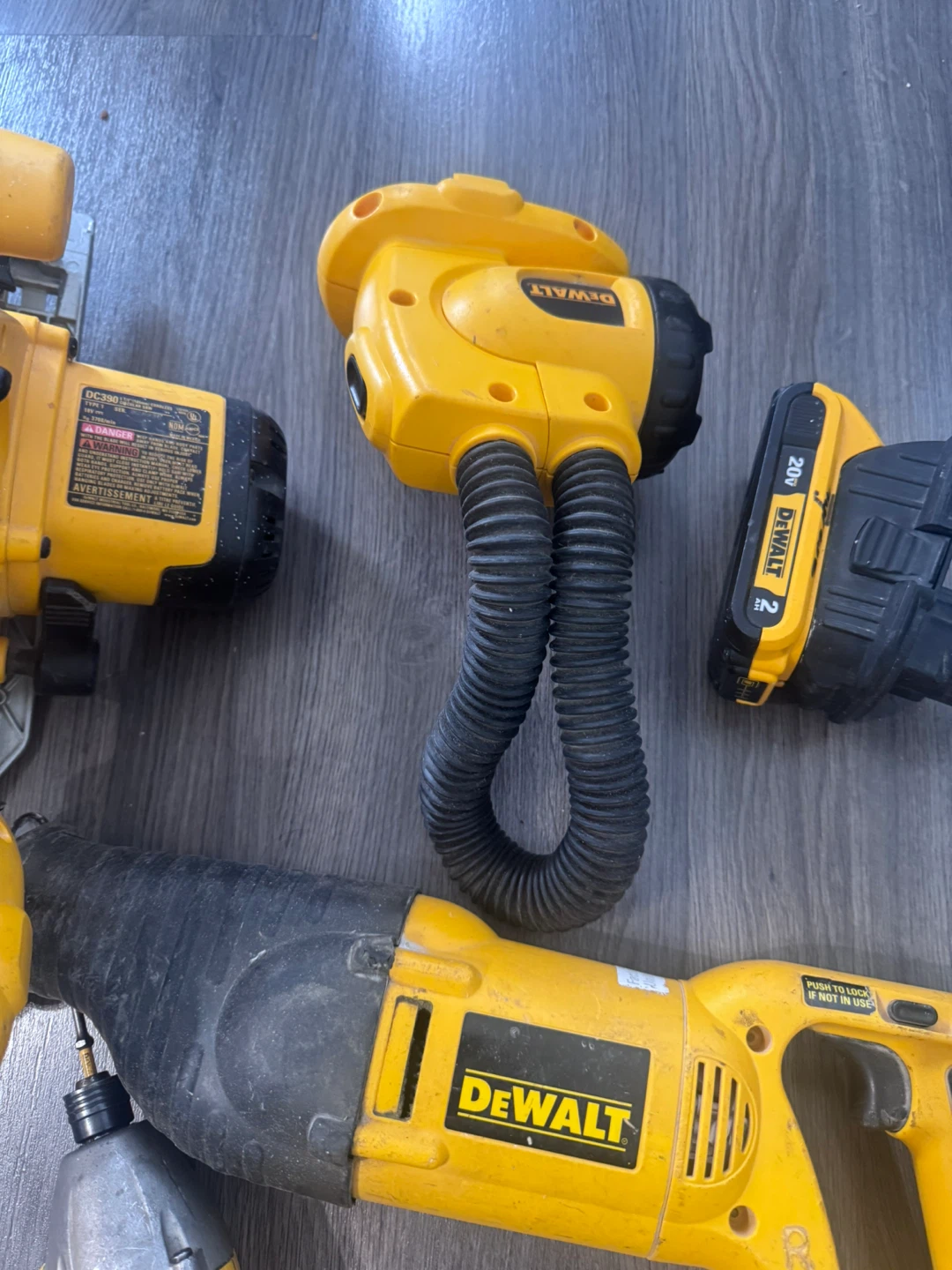 Dewalt set of 5 tools + battery and charger - photo 4